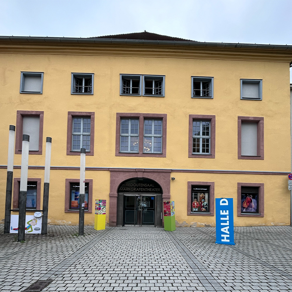 Foto des Redoutensaals von aussen in Erlangen.
